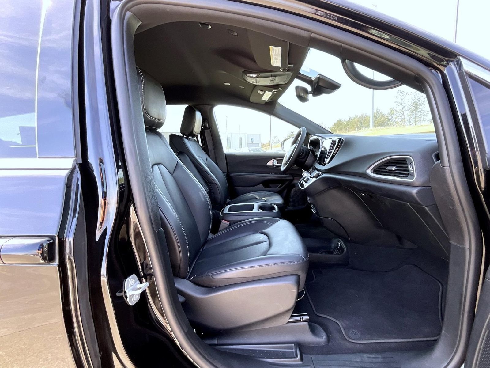 Used 2025 Black Chrysler Select image 16