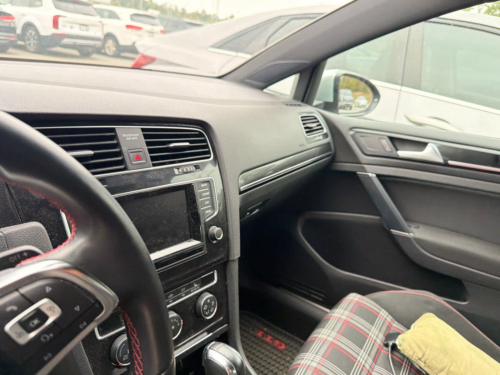 Used 2015  Volkswagen Autobahn image 9