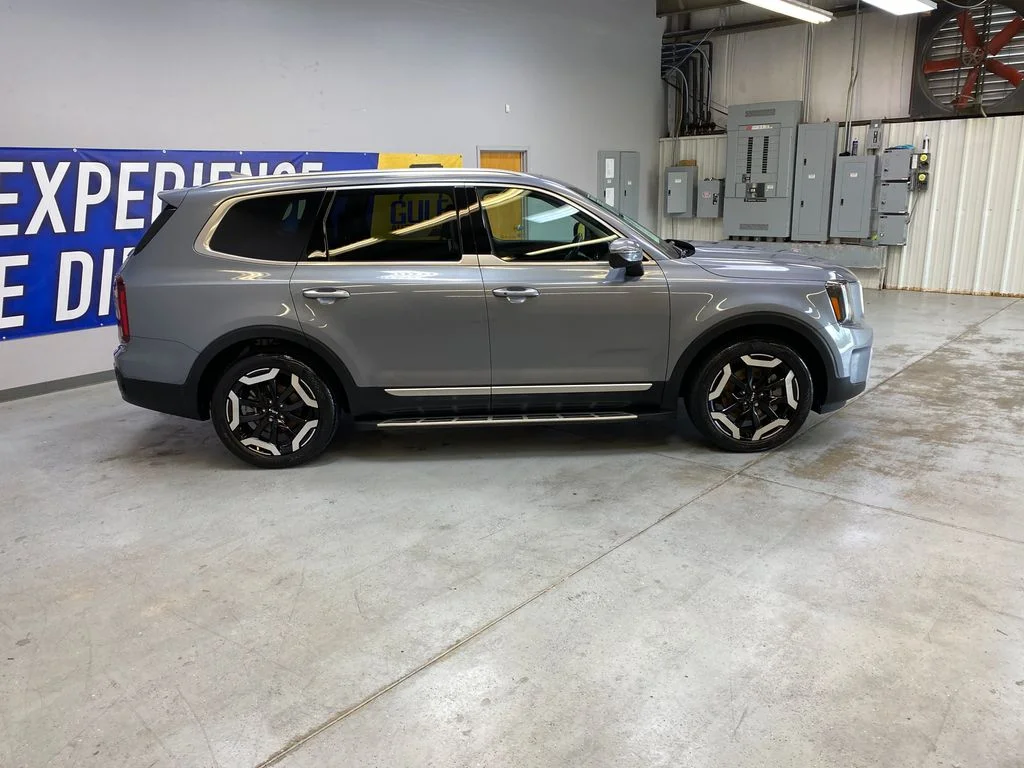 Used 2025 Silver Kia S image 8