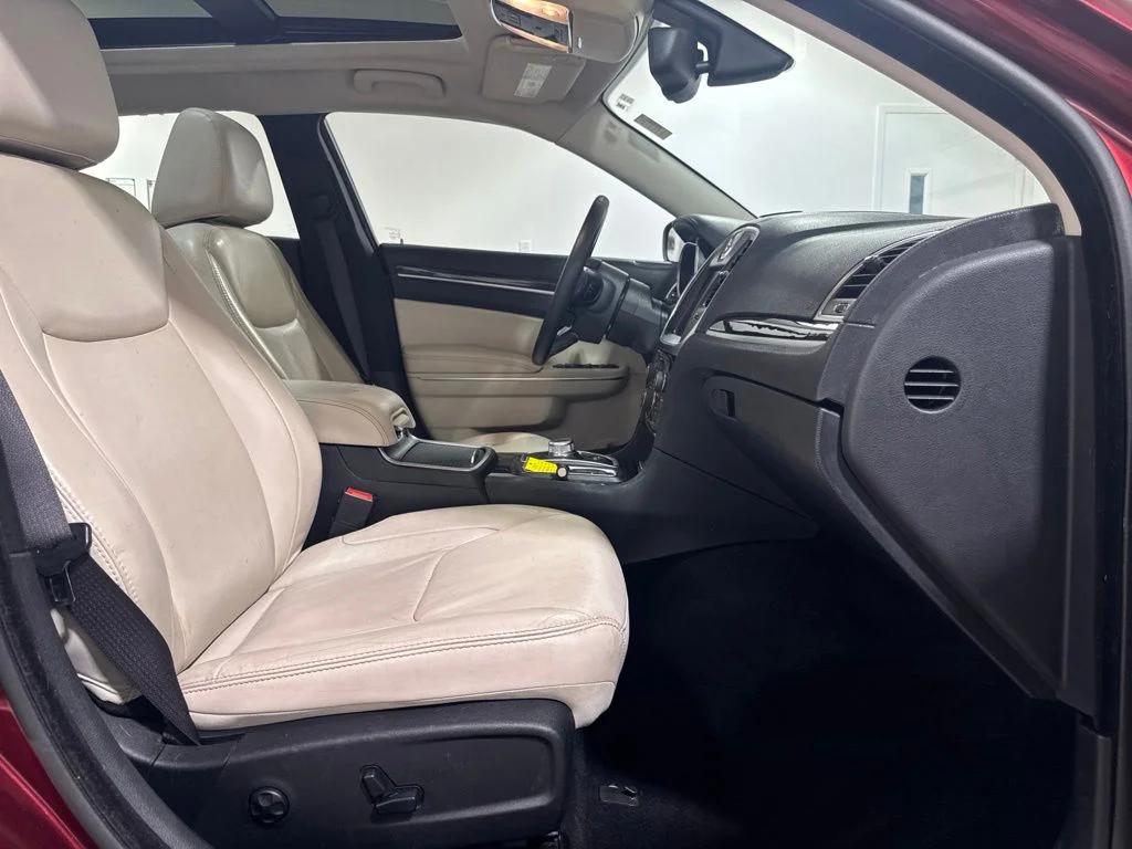 Used 2015 Velvet Chrysler Limited image 28