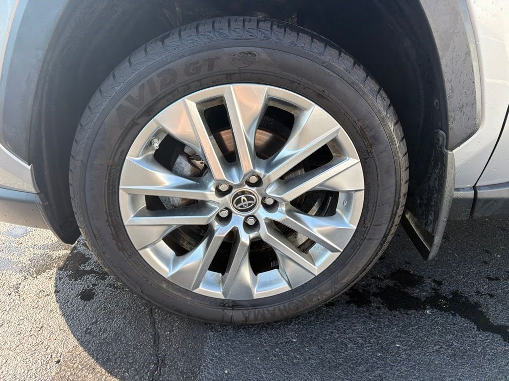 Used 2019 Silver Sky Metallic Toyota XLE Premium image 10