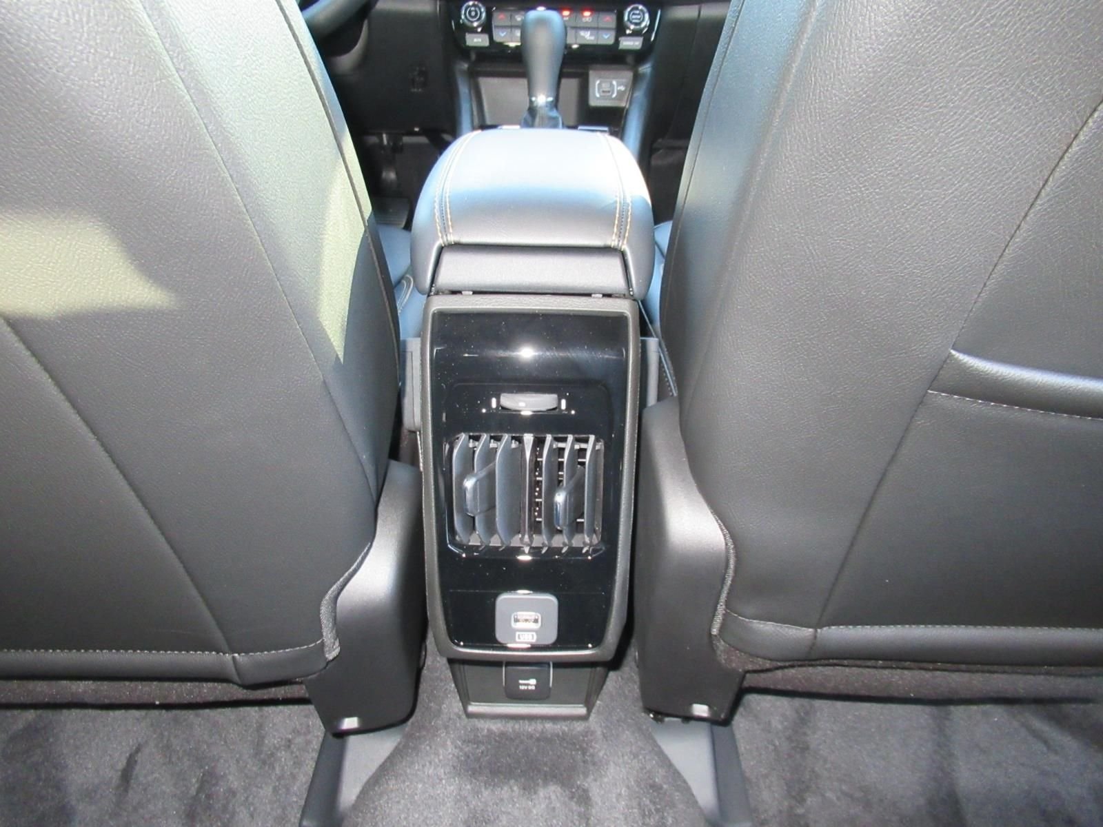 New 2026 Diamond Black Crystal Pearlcoat Jeep Latitude image 34