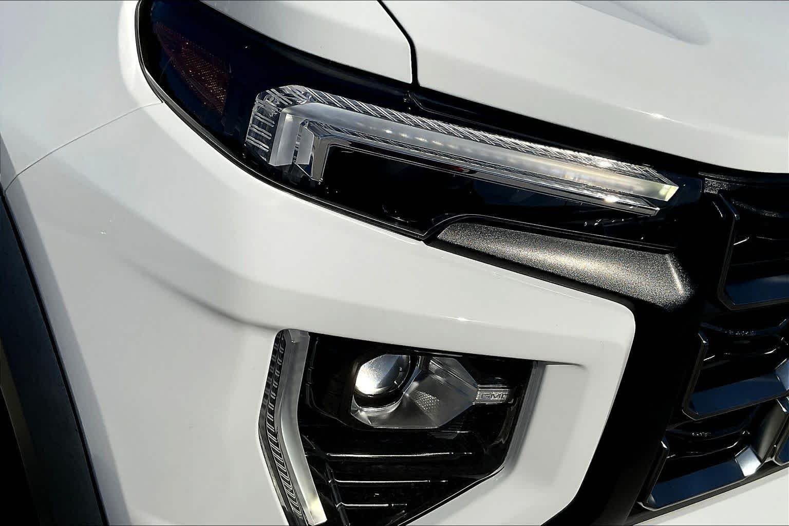 Used 2023 Summit White GMC AT4 image 28
