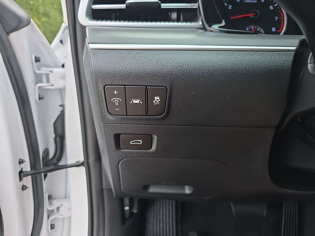 Used 2023 Glacial White Pearl Kia GT-Line image 25