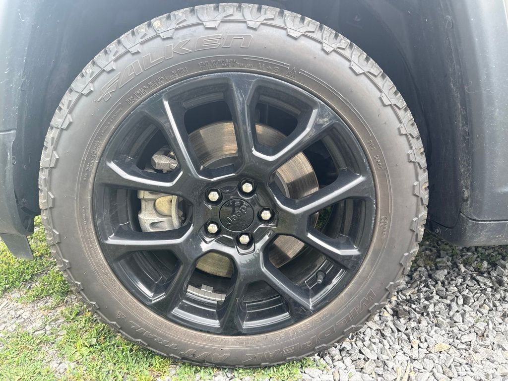Used 2023 Silver Jeep Latitude image 9