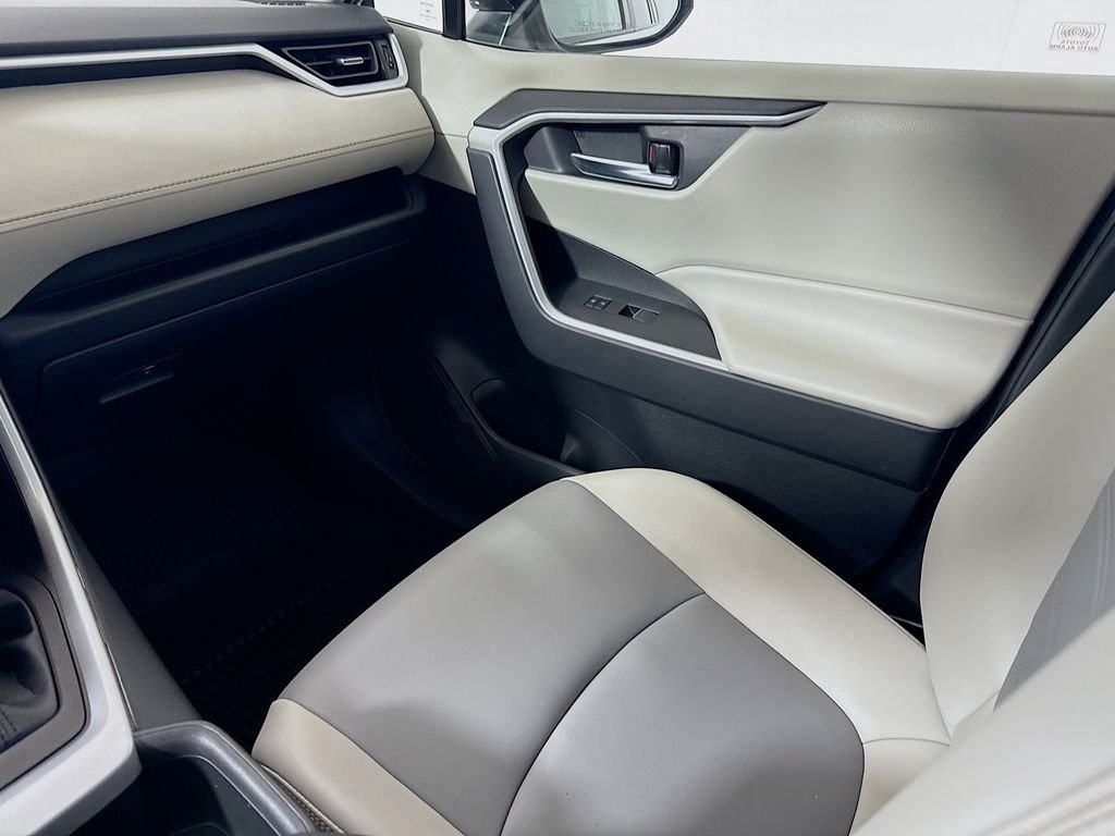Used 2024 Wind Chill Pearl Toyota Hybrid XLE Premium image 22