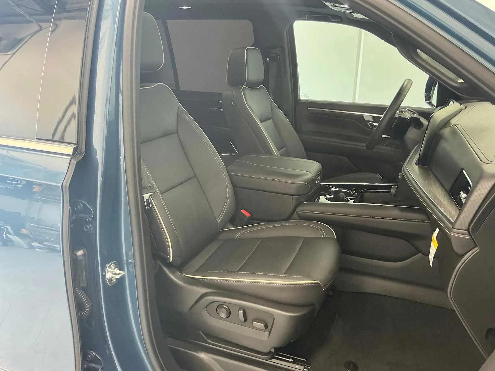 Used 2025 Lakeshore Blue Metallic Chevrolet Premier image 22