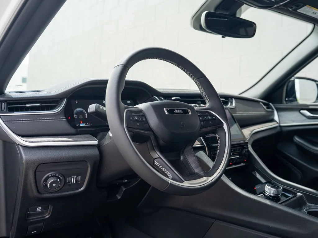 Used 2024 White Jeep Limited image 4
