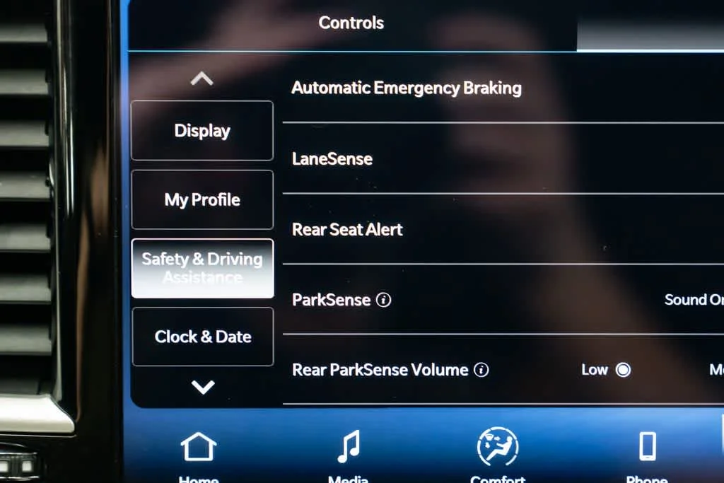 Used 2025 Diamond Black Crystal Pearlcoat Chrysler Select image 19