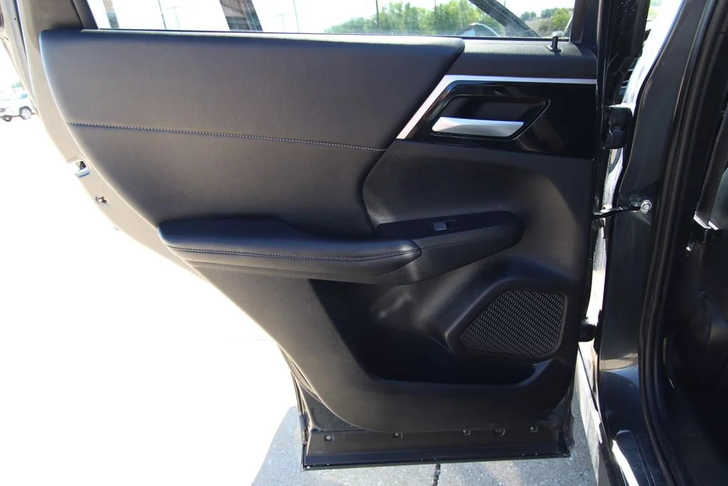 Used 2024  Mitsubishi SE image 39