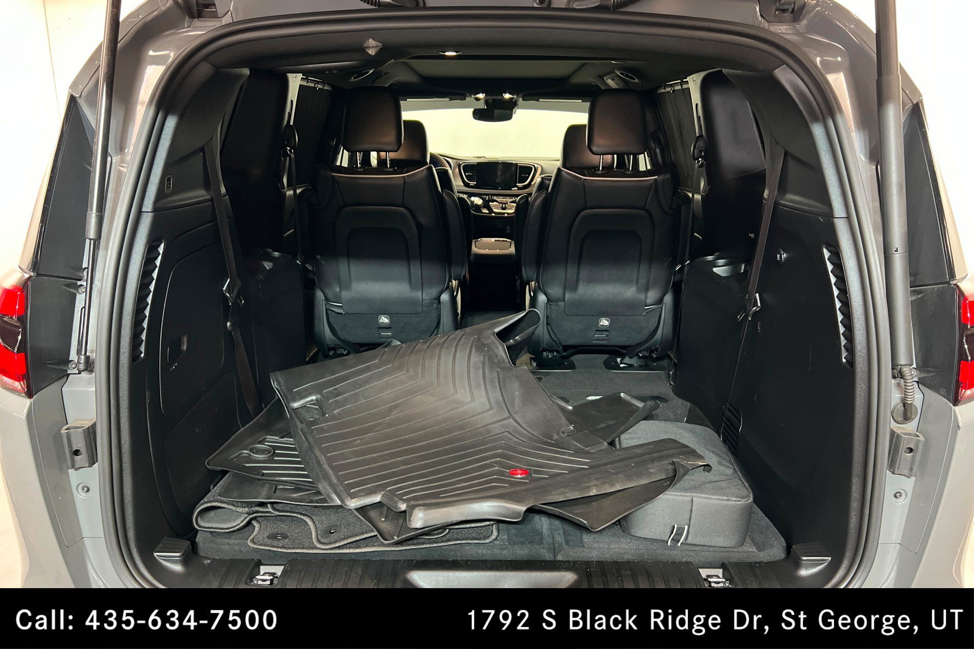 Used 2023 Ceramic Gray Clearcoat Chrysler Hybrid Limited image 22