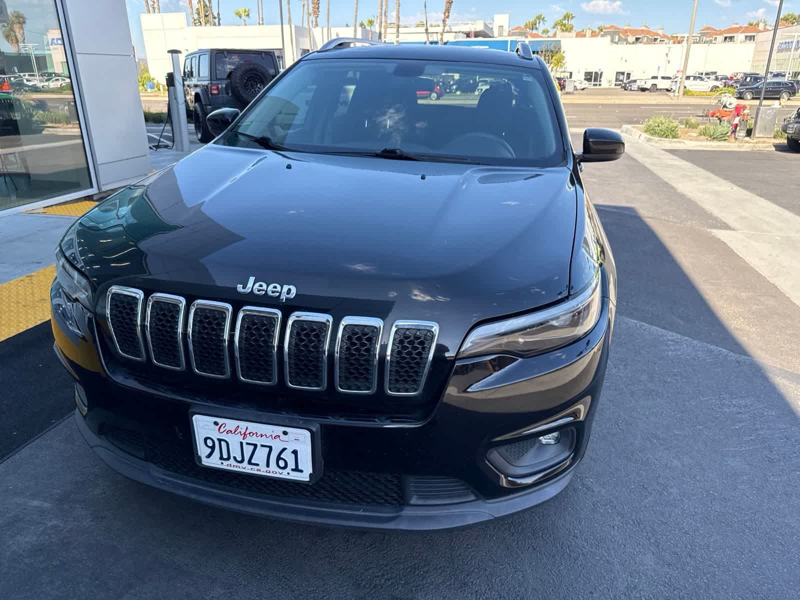 Used 2019 Diamond Black Crystal Pearlcoat Jeep Latitude image 3