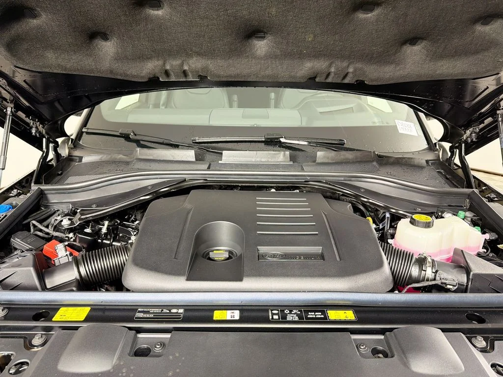 New 2026 Santorini Black Land Rover Dynamic SE image 32
