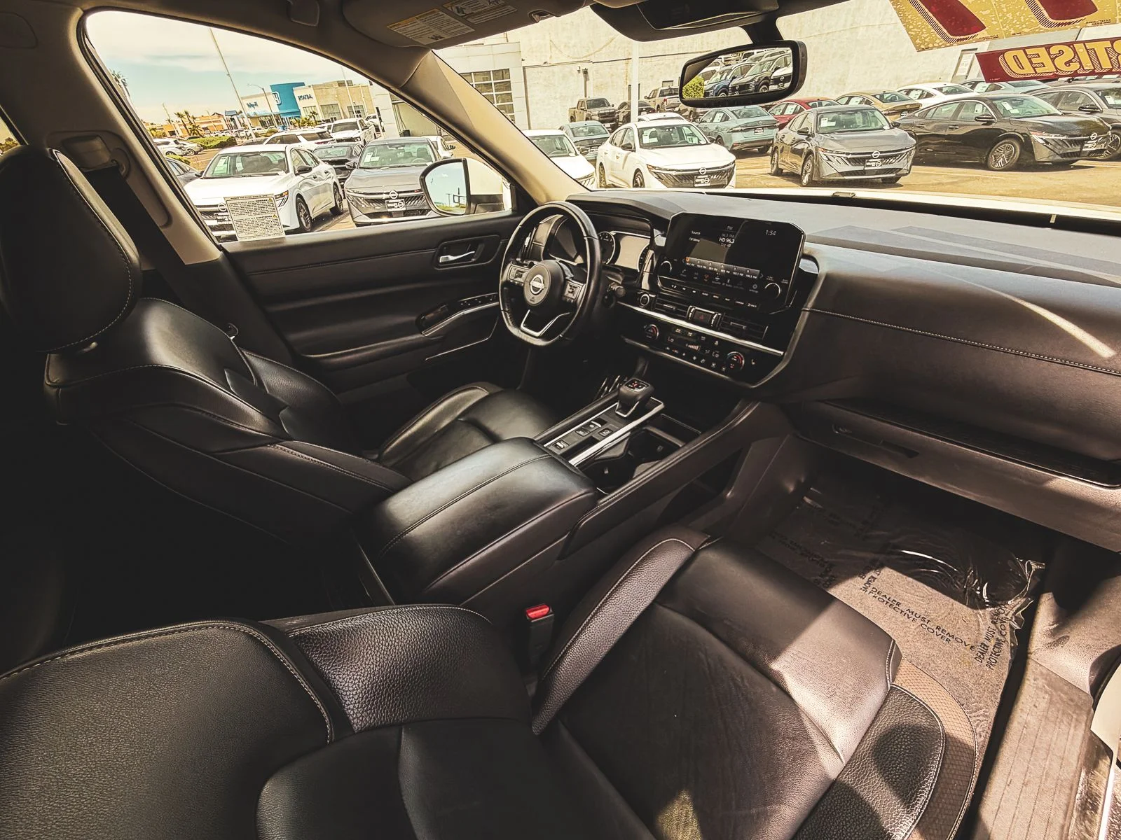 Used 2022 White Nissan SL image 18