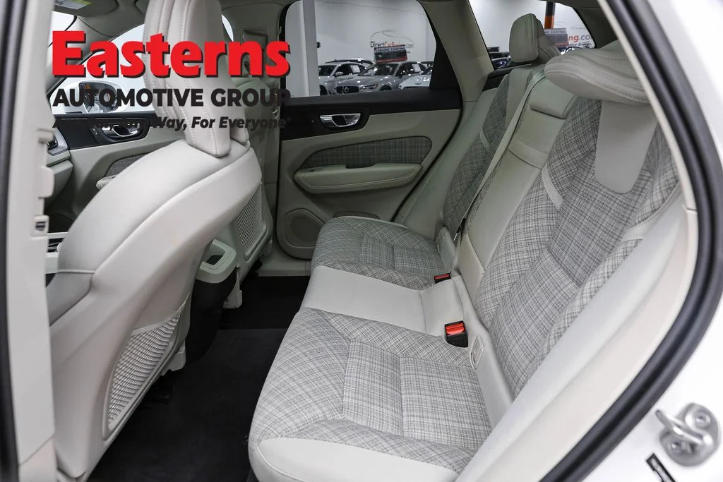 Used 2022 White Volvo B5 Momentum image 21