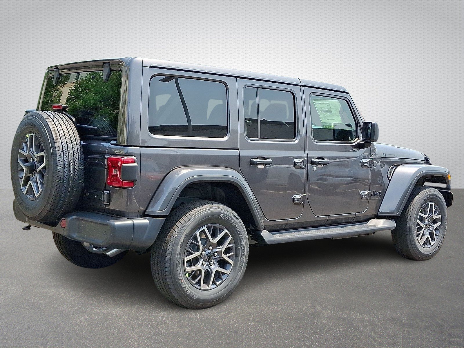 New 2026 Granite Crystal Metallic Clear-Coat Exterior Paint Jeep 4-Door Sahara 4x4 image 4
