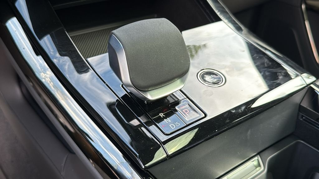 New 2026 Santorini Black LAND ROVER Dynamic SE image 17