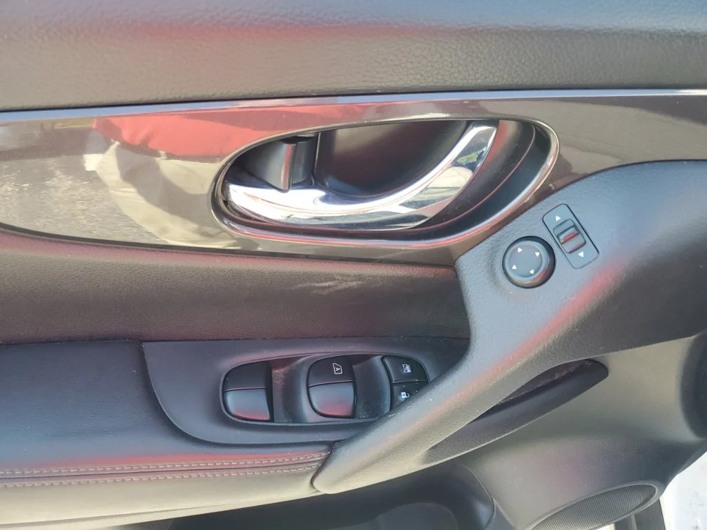 Used 2020 White Nissan SV image 18