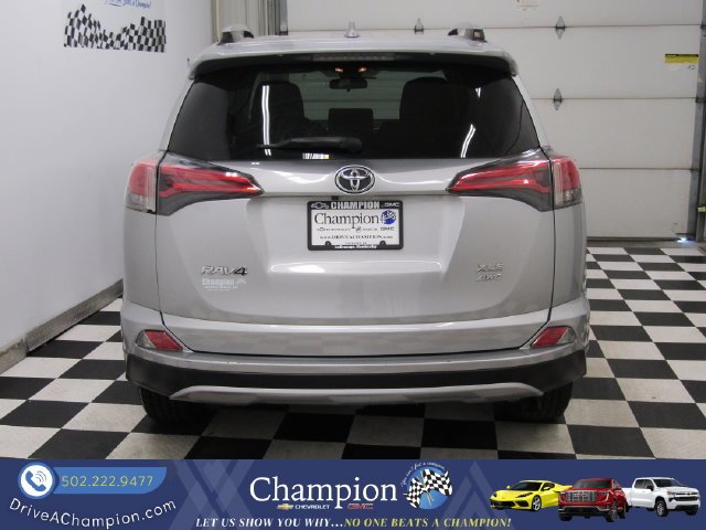 Used 2018 Silver Toyota XLE image 13
