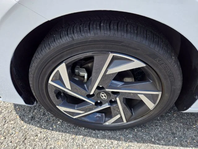 Used 2025 White Hyundai SEL Convenience image 23