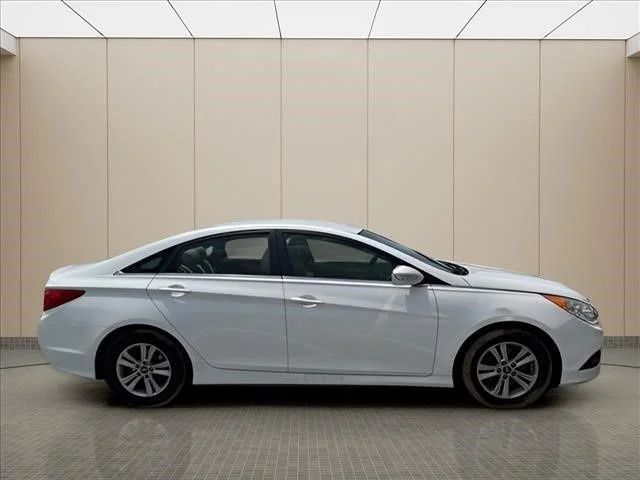 Used 2014 White Hyundai GLS image 13