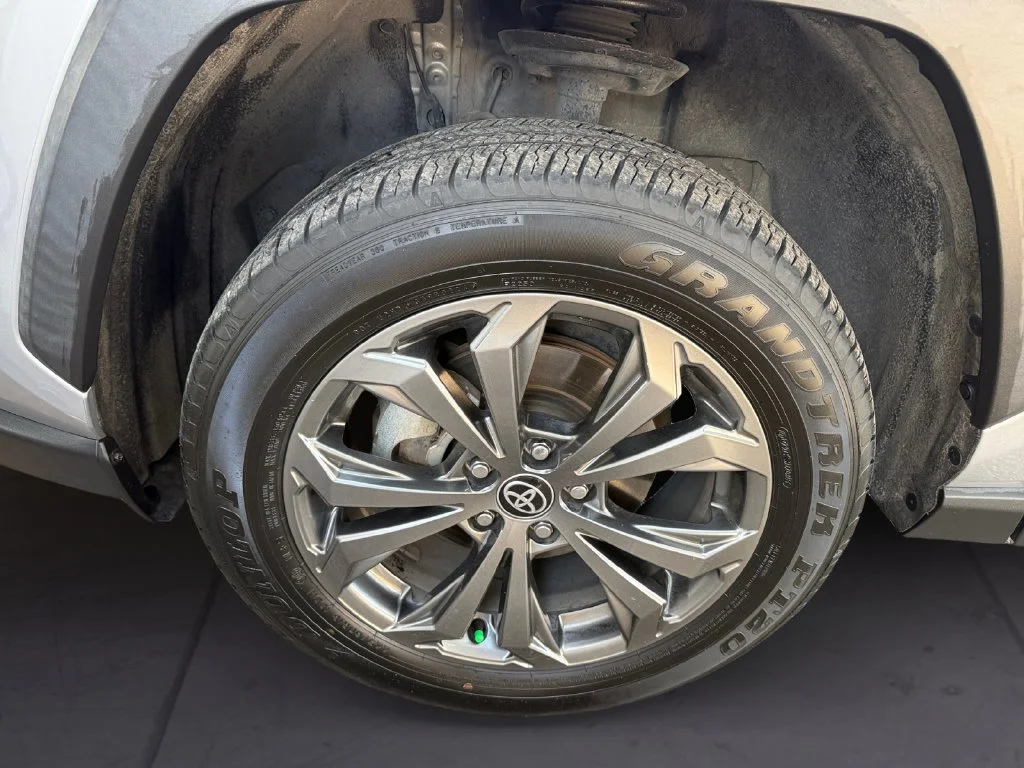 Used 2022 Silver Toyota XLE Premium image 9