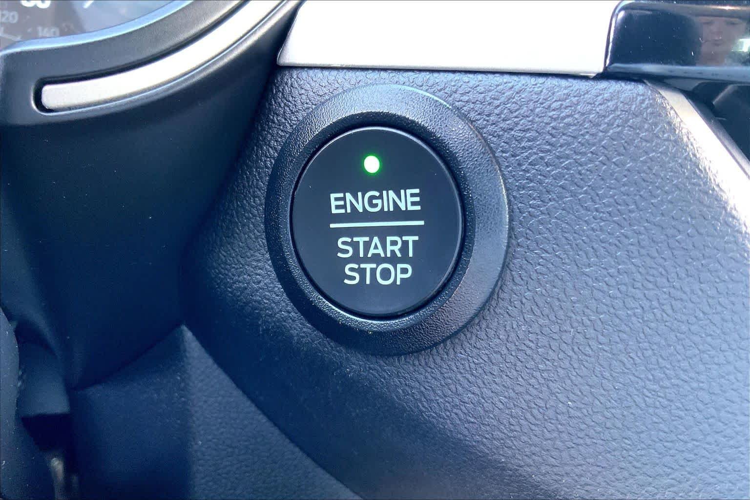 Certified Used 2021 Oxford White Ford SE image 32