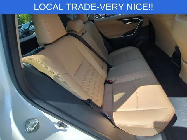 Used 2019 White Toyota XLE Premium image 34