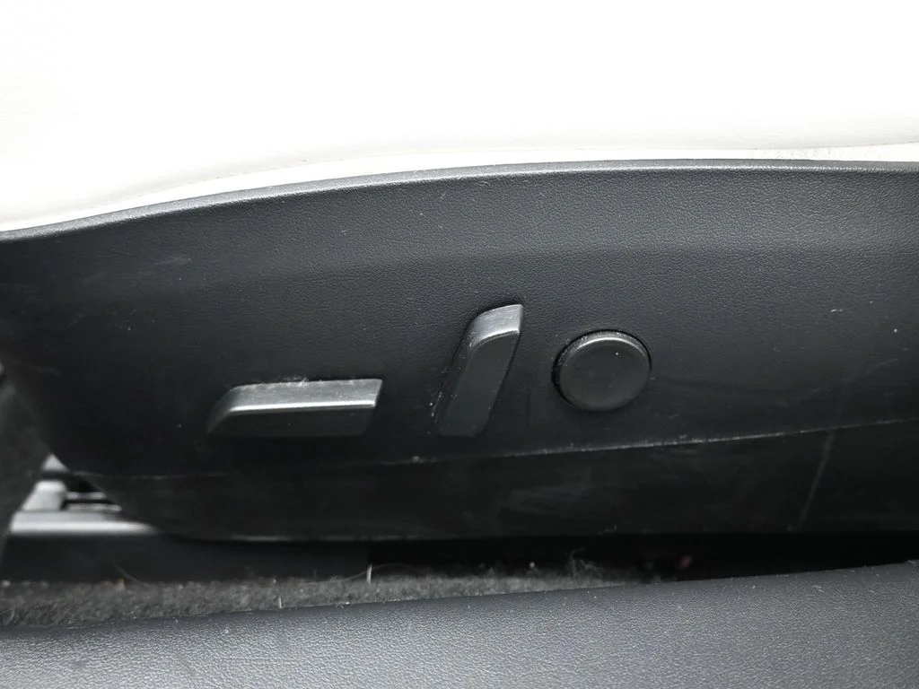 Used 2020  Tesla Standard Range Plus image 9