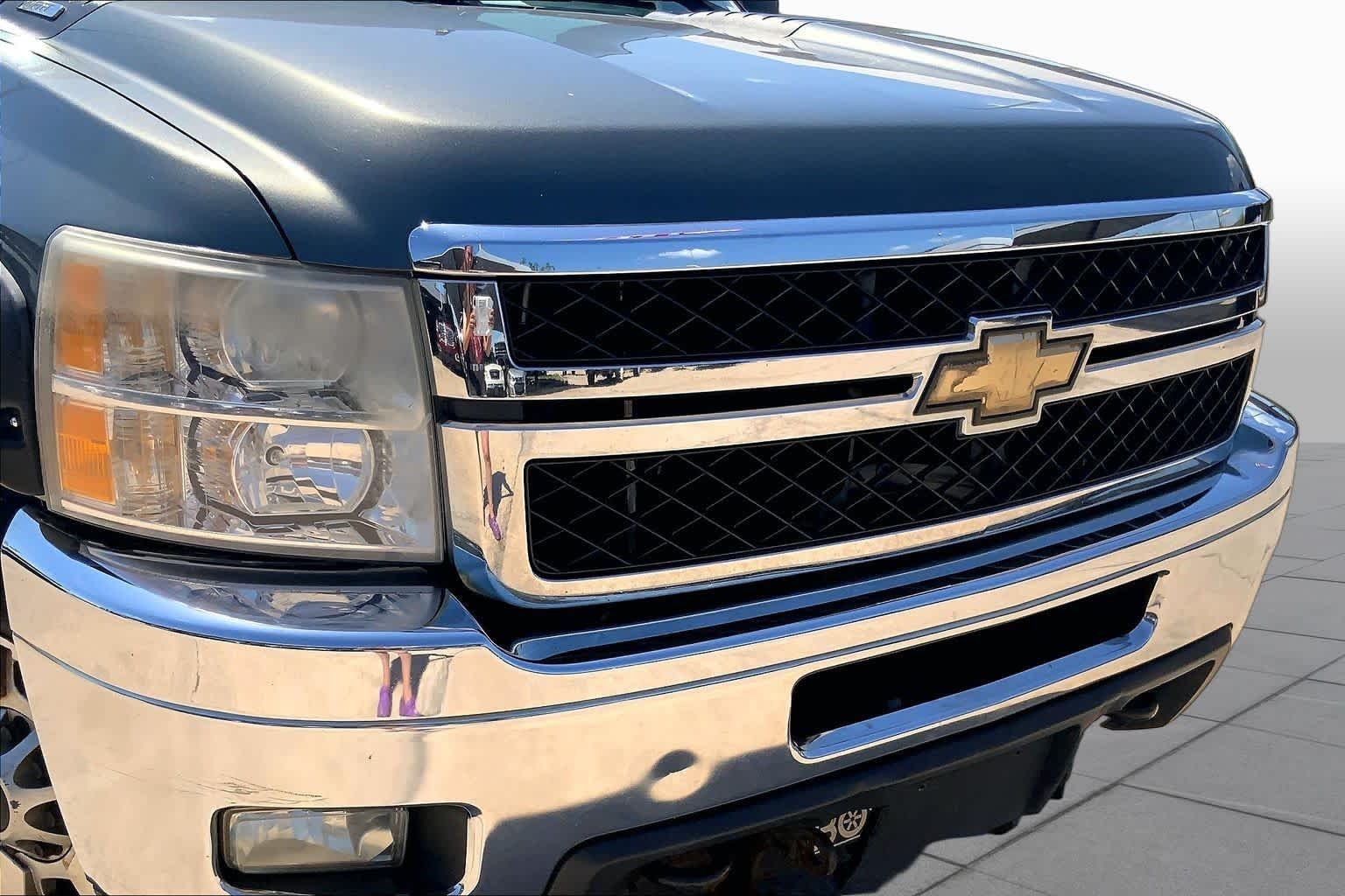Used 2011 STEEL GREEN METALLIC Chevrolet LT image 27