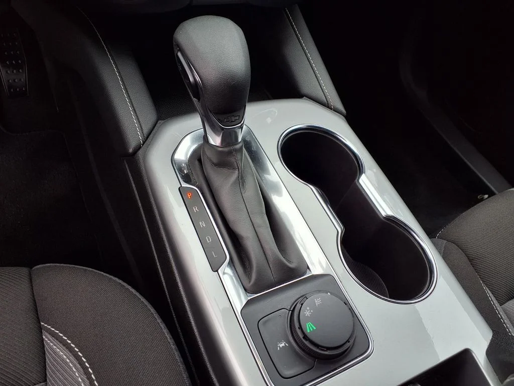 Used 2025 White Chevrolet LT image 9
