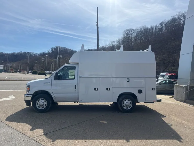 New 2026 Oxford White Ford E-350 SRW image 4