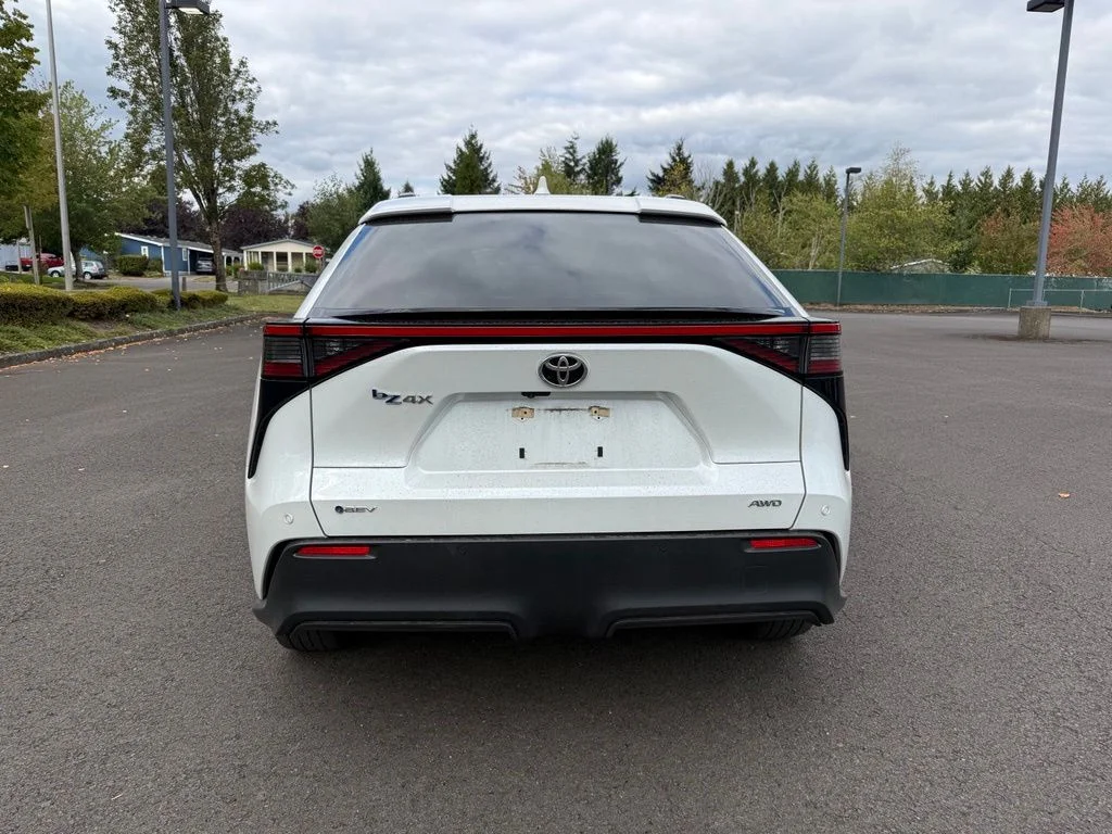 Used 2024 Wind Chill Pearl Toyota XLE image 5