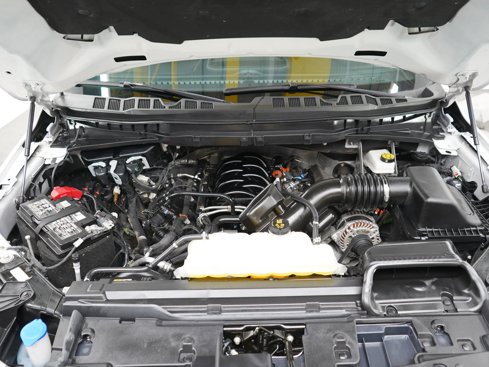 Used 2025 Space White Metallic Ford Tremor image 30