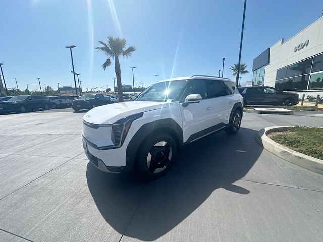 New 2026 Glacial White Kia Wind AWD image 3