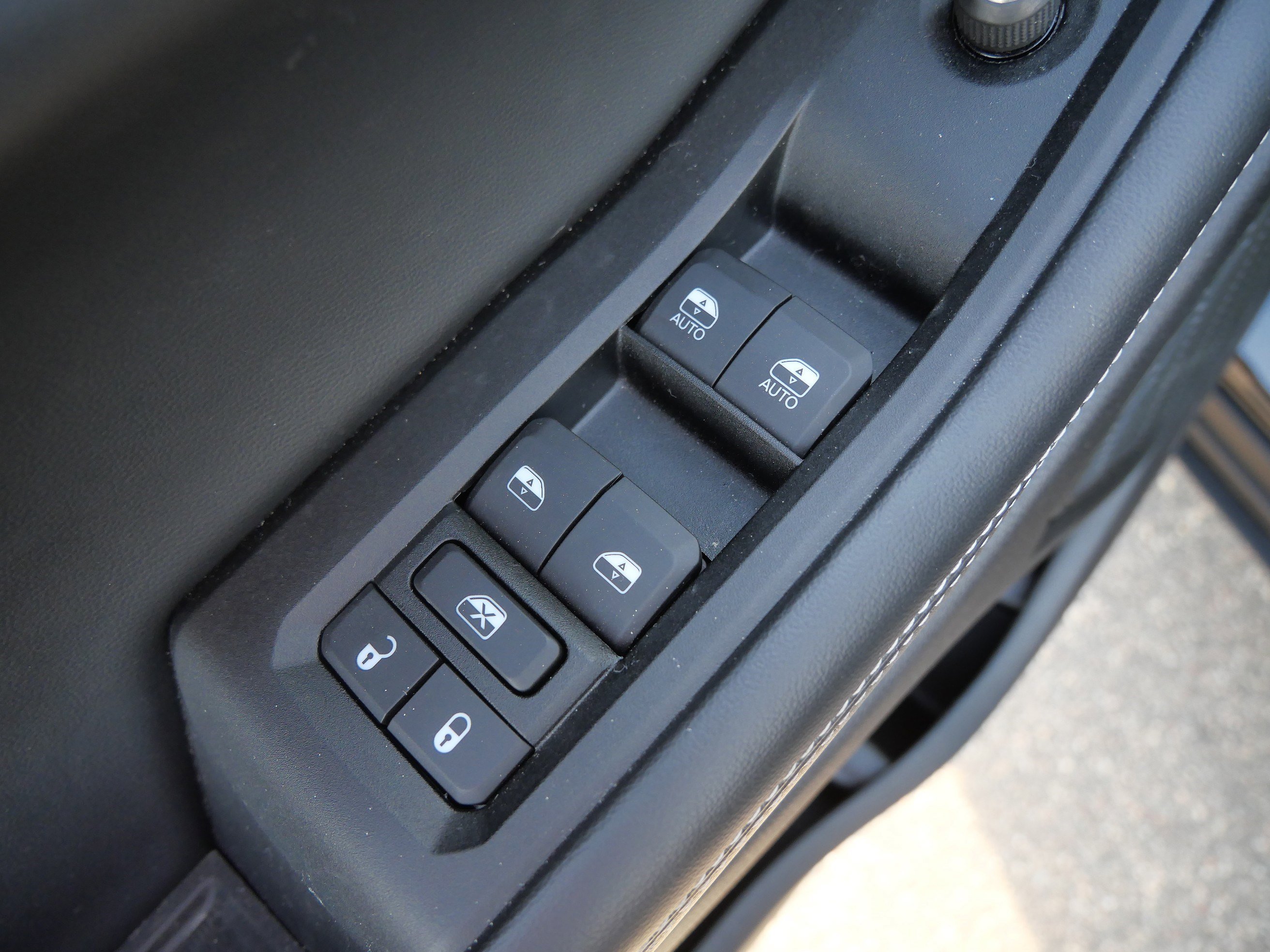 Used 2025 Diamond Black Crystal Pearlcoat Jeep Altitude image 19