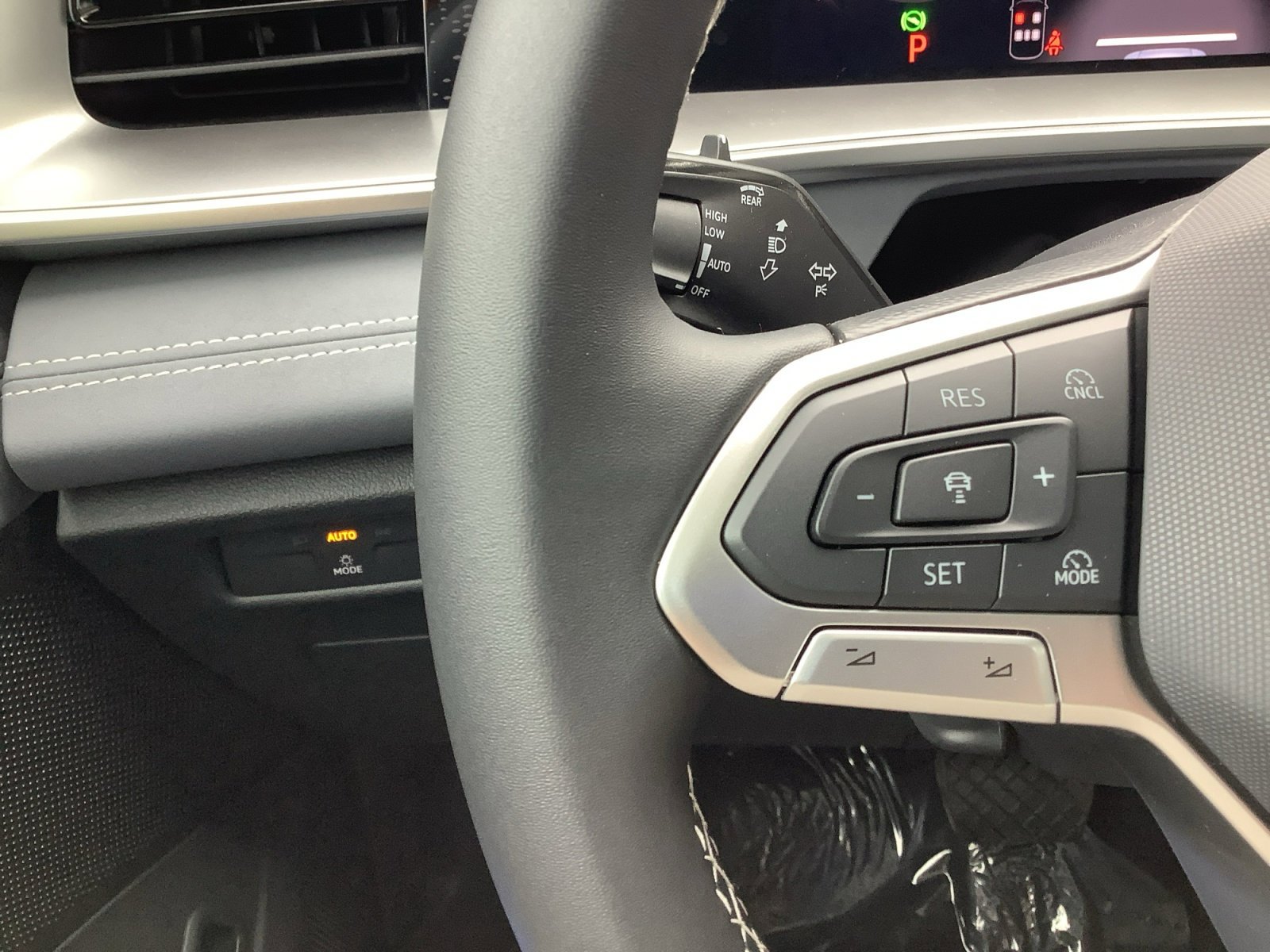 New 2026 PLATINUM GRAY Volkswagen SE image 25