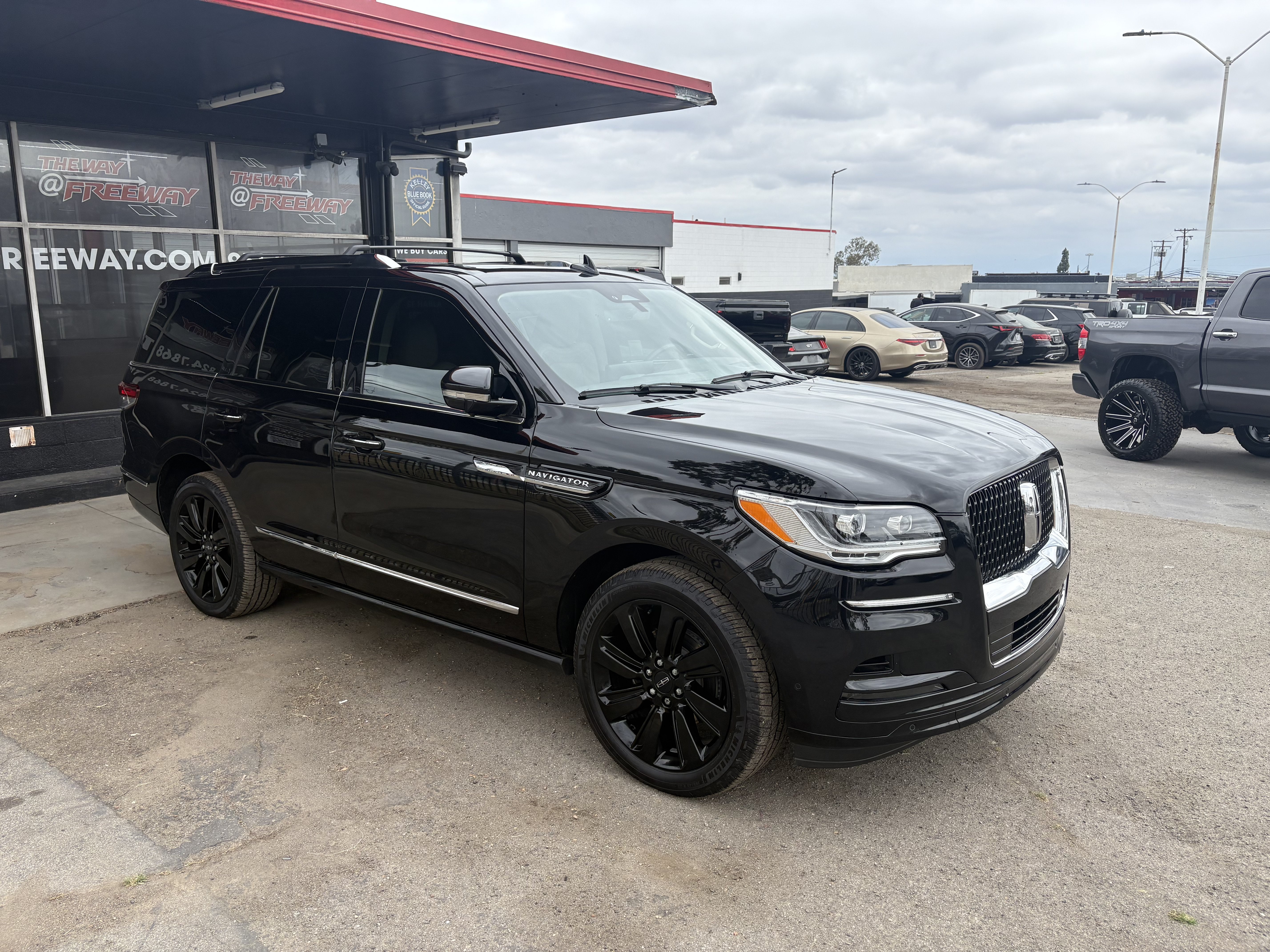 Used 2023 Black Lincoln Reserve image 3