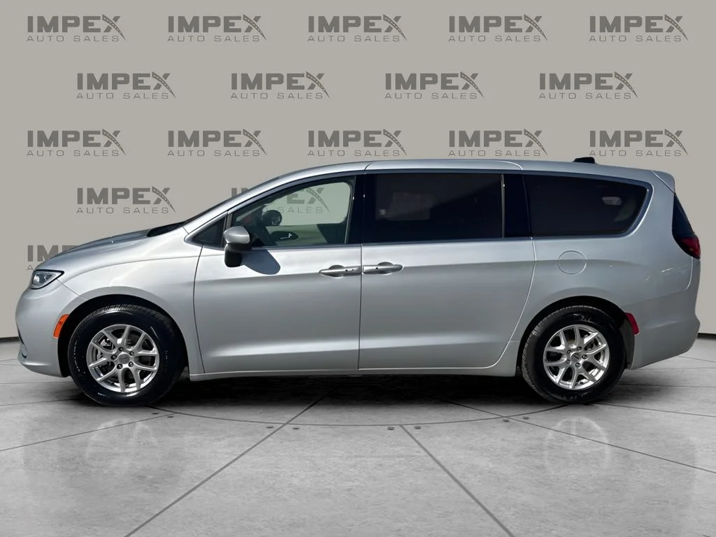 Used 2023 Silver Chrysler Touring L image 2
