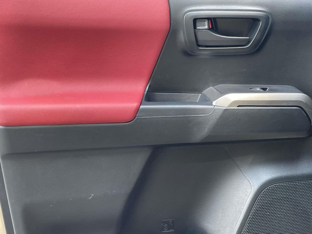 Used 2017  Toyota SR5 image 9