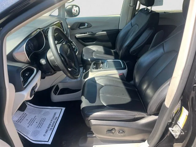 Used 2023 Black Chrysler Touring L image 9