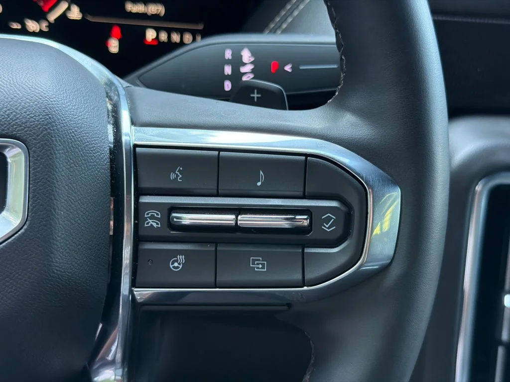 Used 2025 White GMC Elevation image 26