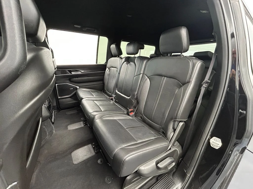 Used 2023 Diamond Black Crystal Pearlcoat Jeep Base image 37