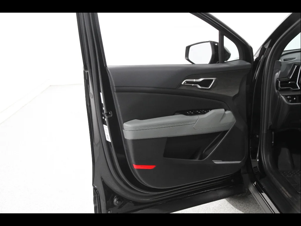 Used 2024 Black Kia X-Line image 4
