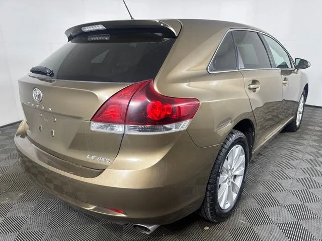 Used 2014 Gold Toyota LE image 3