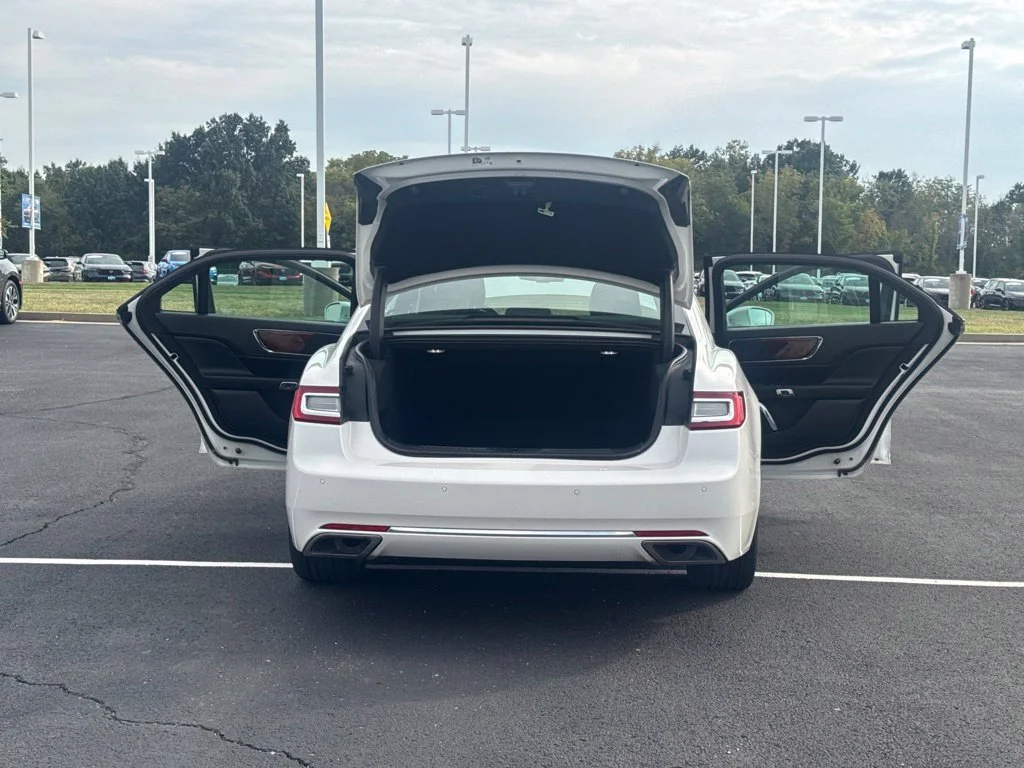 Used 2018 White Lincoln Select image 21