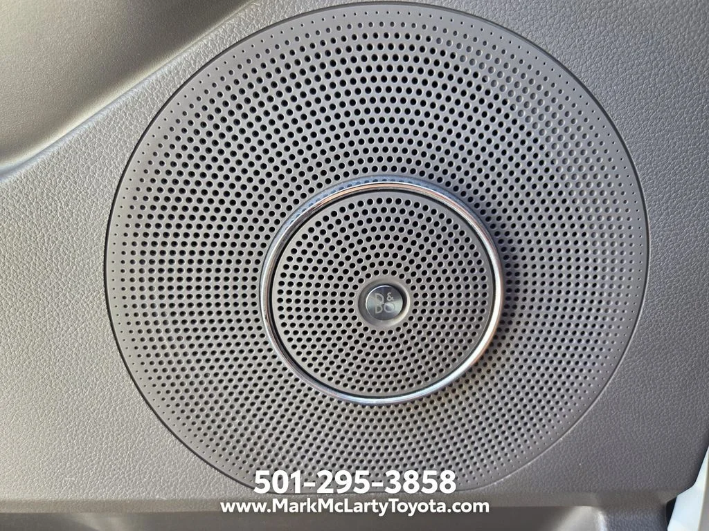 Used 2018 White Ford Limited image 35