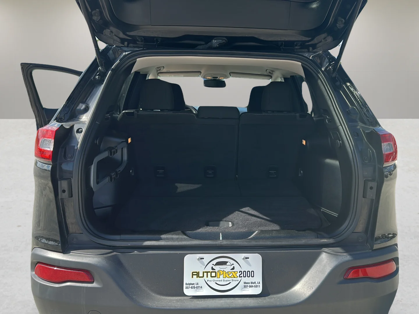 Used 2018 Black Jeep Latitude image 20