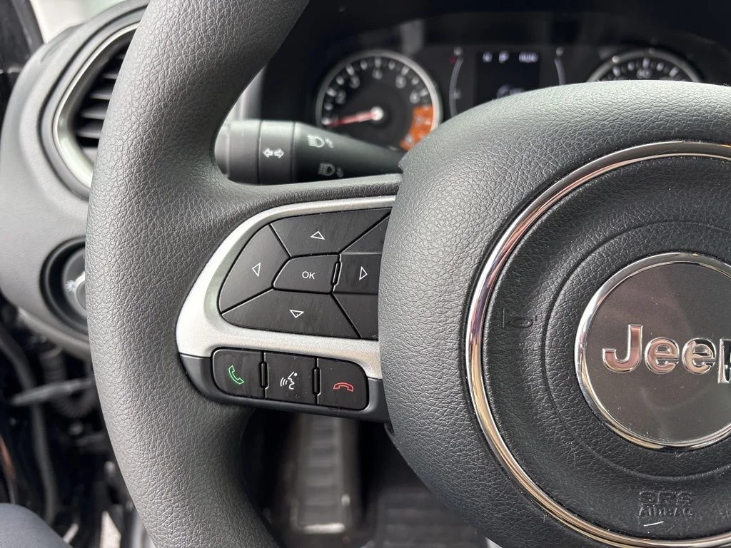 Used 2023 Black Clearcoat Jeep Latitude image 15