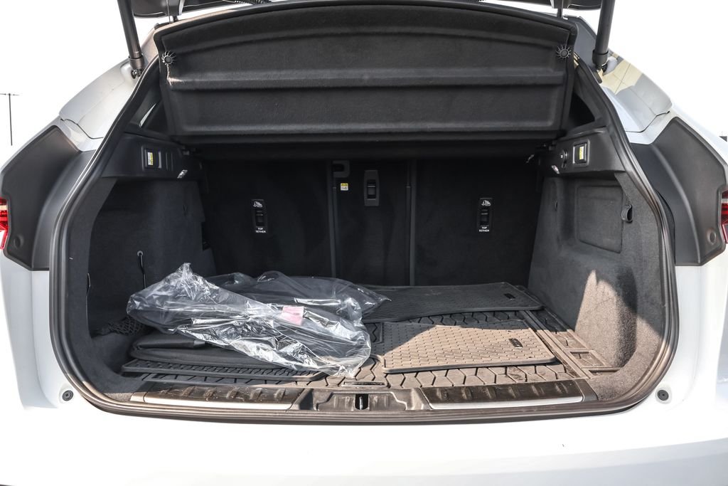 Used 2024  Jaguar P400 R-Dynamic S image 31